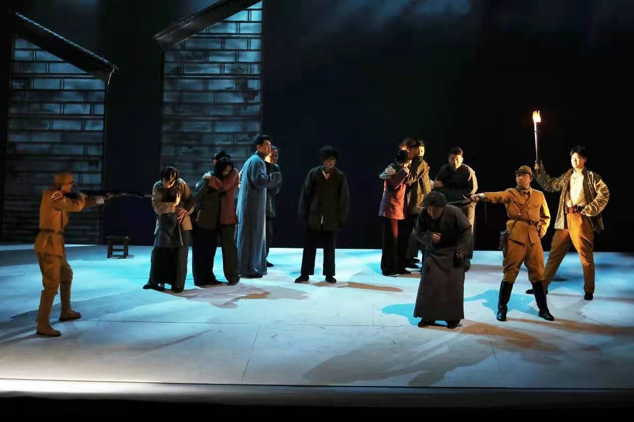 “看演出、学*史” ——南京市话剧团创排红色史诗剧《大李巷》震撼上演!